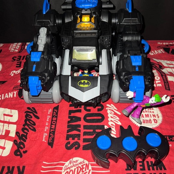Remote controlled transforming Batman robot for the DC Super Friends Imaginext - Picture 2 of 7